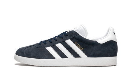 Donkerblauwe Adidas Gazelle schoenen met witte zool en merklogo, geschikt voor casual draagstijl.