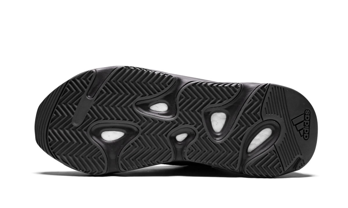Zwarte Yeezy Boost 700 V2 sneakers van Mijn winkel, zijaanzicht met gedetailleerd ontwerp en dikke zool.