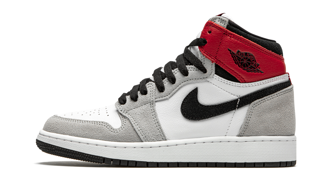 Lichte grijze Air Jordan 1 Retro High OG GS schoenen met zwarte en witte details, natuurlijke lederen textuur, zichtbaar in de afbeelding.