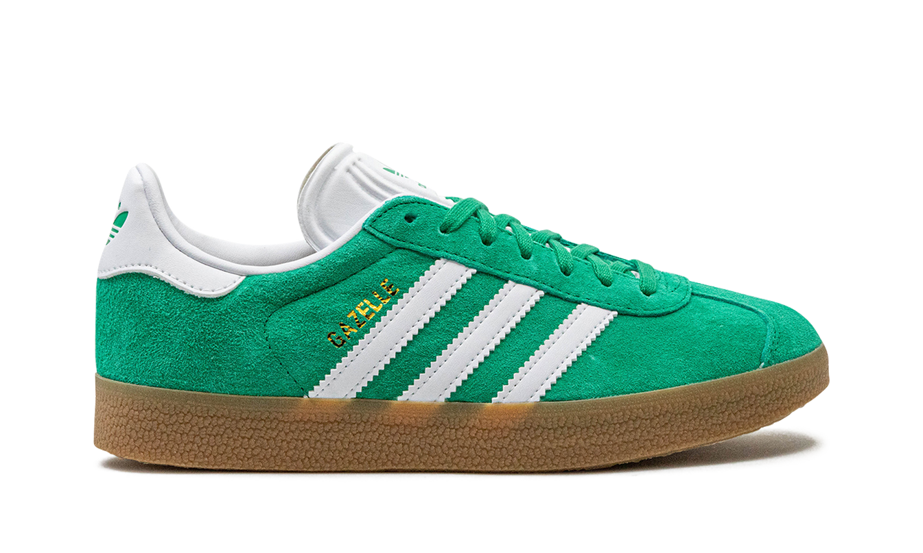 Donkergroene Adidas Gazelle schoenen met witte zool en suède bovenwerk, geschikt voor sport en casual draagstijl.