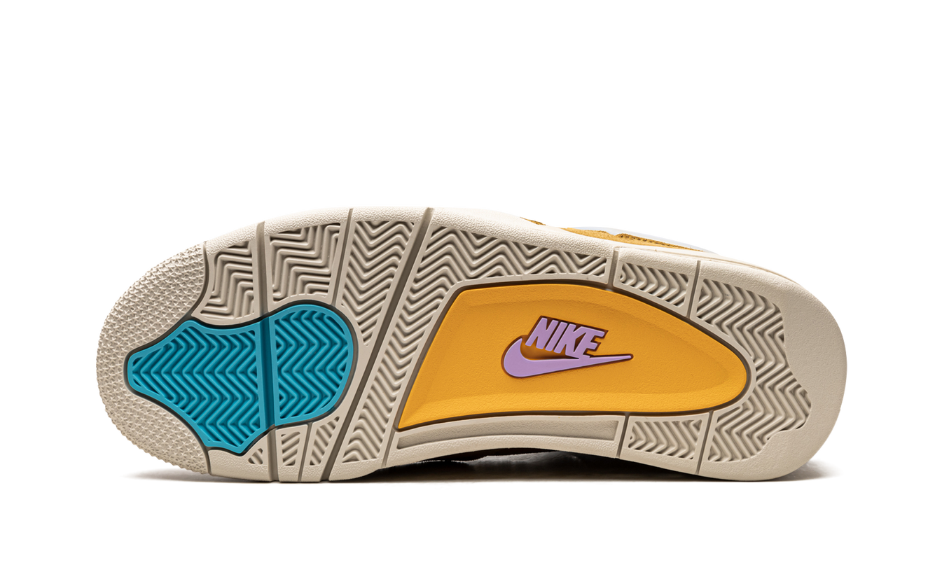 Lucht Jordan 4 Retro SP "Union 30e Verjaardag - Desert Moss" schoenen in groene en beige tinten, close-up van de schoen.