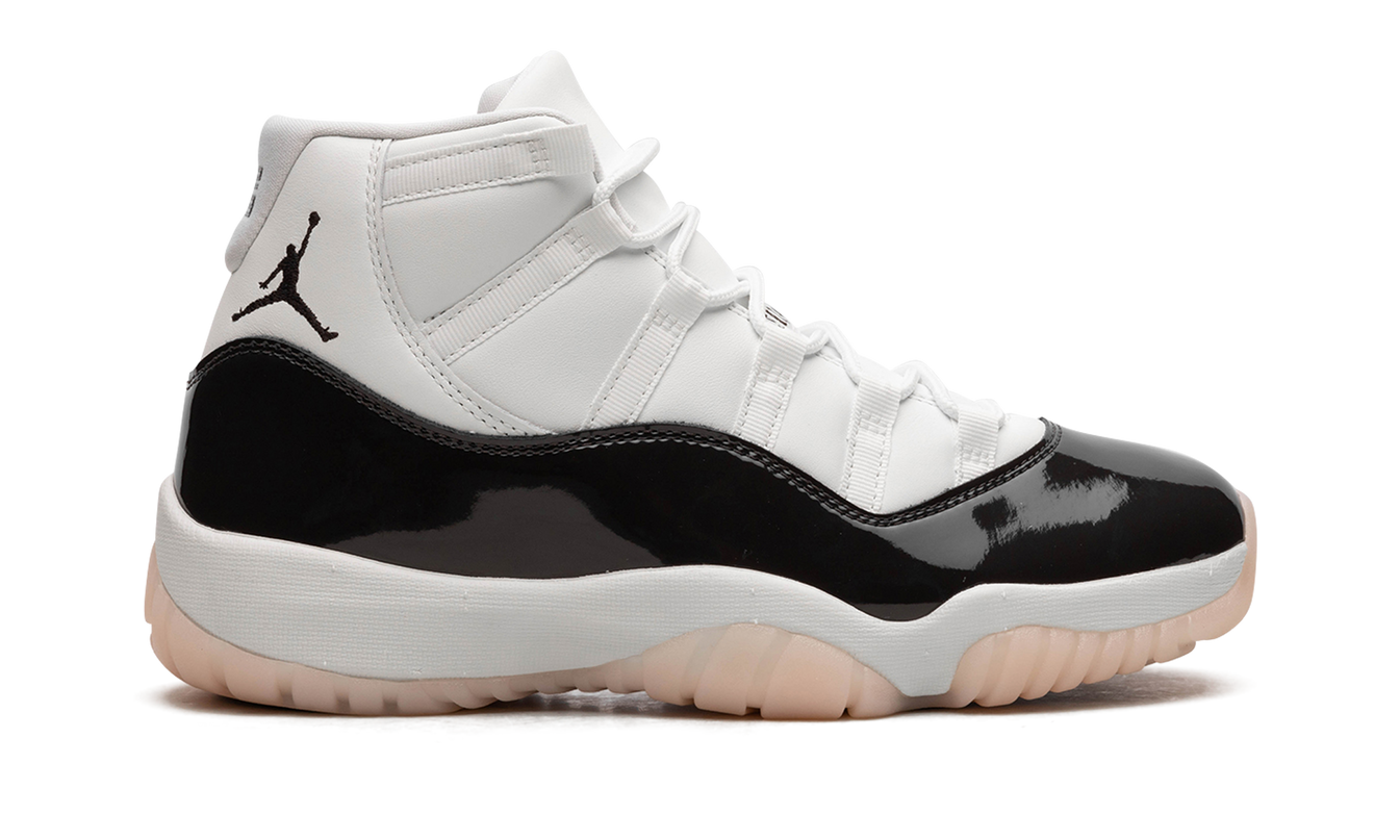 Lichte Air Jordan 11 WMNS sneakers "Neapolitan" in wit, roze en bruin met glanzende details en witte zool.