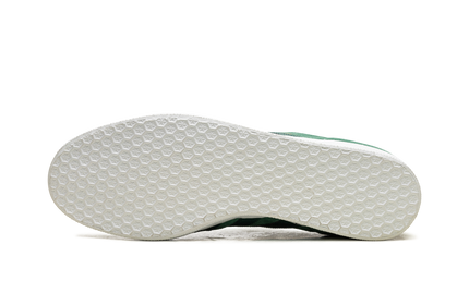 Groene Adidas Gazelle sneakers voor heren met leren bovenwerk en witte zool, stijlvolle sportschoenen van het merk Adidas.