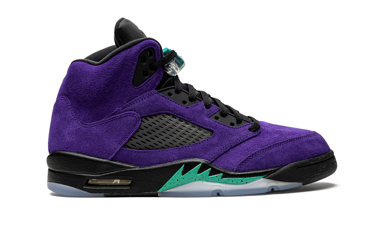 Sneakers Air Jordan 5 Retro "Alternate Grape" in zwart en paars met witte details, schoenen voor sport en casual gebruik.