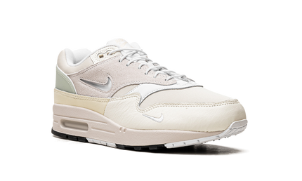 Nike Air Max 1 schoenen met Hangul Day ontwerp, blauwe en witte kleurstelling, zichtbaar met ademende mesh en leren details.