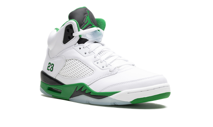 Witte Air Jordan 5 WMNS schoenen met groene details en zwarte accenten, zichtbaar in de afbeelding.