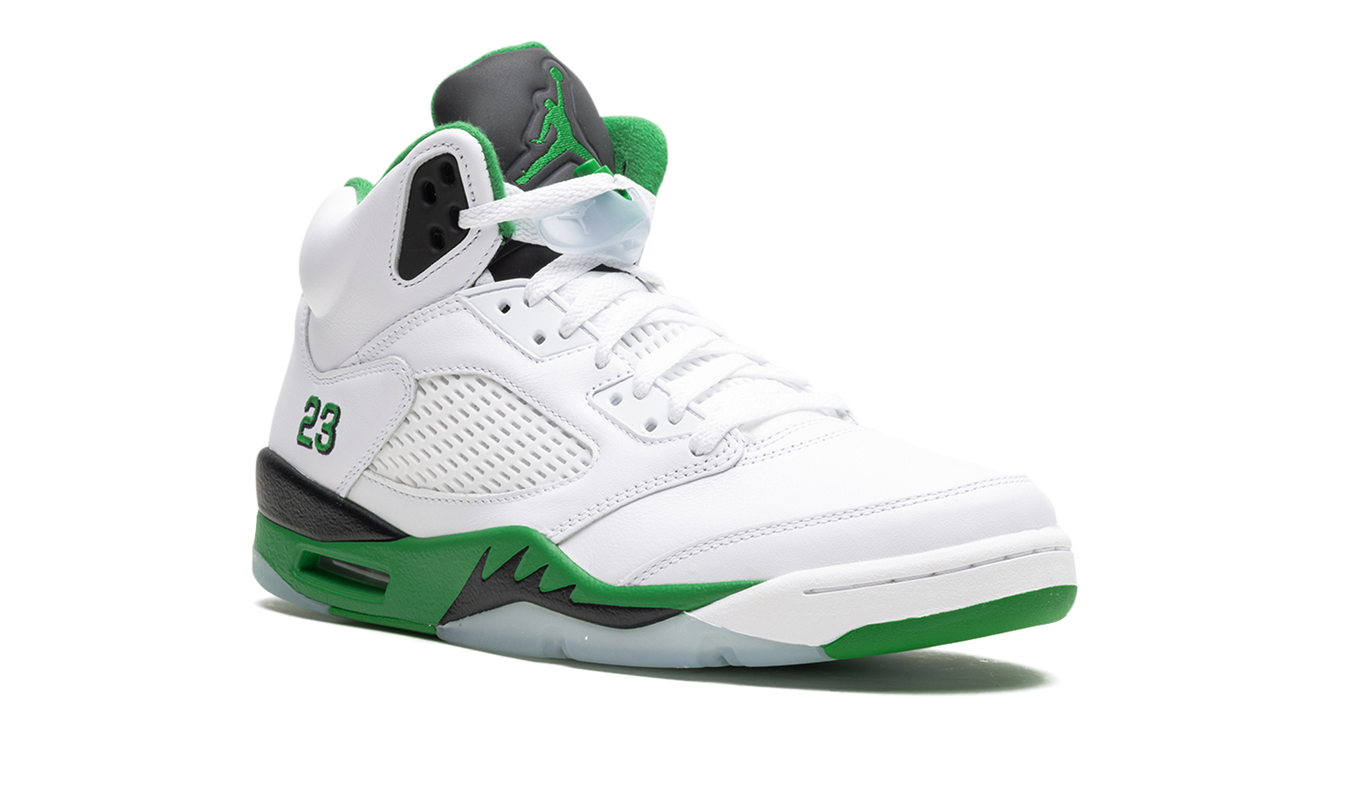 Witte Air Jordan 5 WMNS schoenen met groene details en zwarte accenten, zichtbaar in de afbeelding.