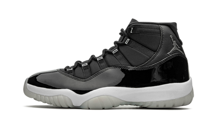 Lucht Jordan 11 Retro "Jubilee" schoenen in wit en zilver met glanzende details, gelegen op een neutrale achtergrond