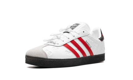 Adidas Gazelle GS sneakers met Hello Kitty ontwerp, blauwe en roze details, duurzame schoenen voor kinderen