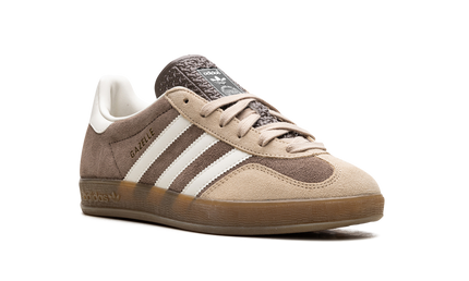 Adidas Gazelle indoor schoenen in Magic Beige met Earth Strata kleur, comfortabele sneakers voor binnen en casual gebruik.