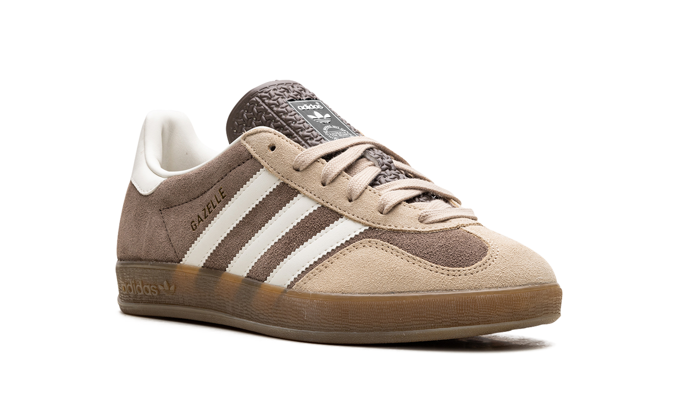 Adidas Gazelle indoor schoenen in Magic Beige met Earth Strata kleur, comfortabele sneakers voor binnen en casual gebruik.