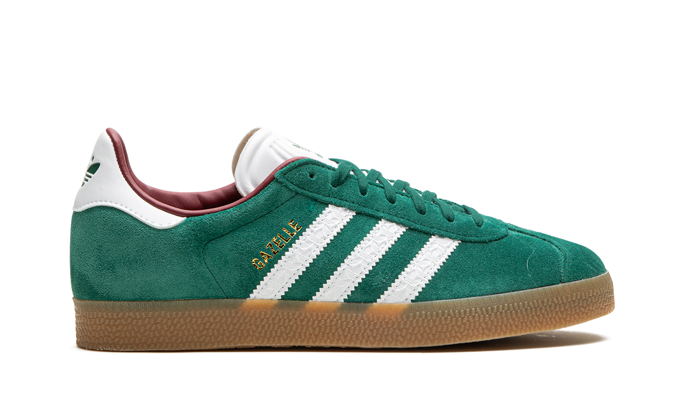 Groene Adidas Gazelle schoenen in collegiale groen met witte zolen, zichtbaar van de zijkant en details in de afbeelding