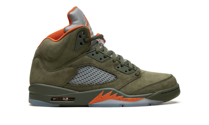 Lucht Jordan 5 OG "Olive" schoenen met groene en zwarte details, zichtbaar in close-up afbeelding.