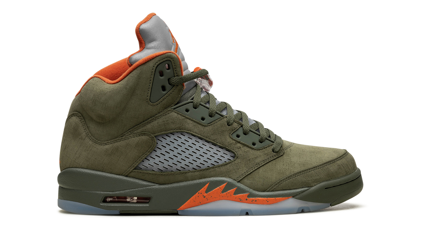 Lucht Jordan 5 OG "Olive" schoenen met groene en zwarte details, zichtbaar in close-up afbeelding.