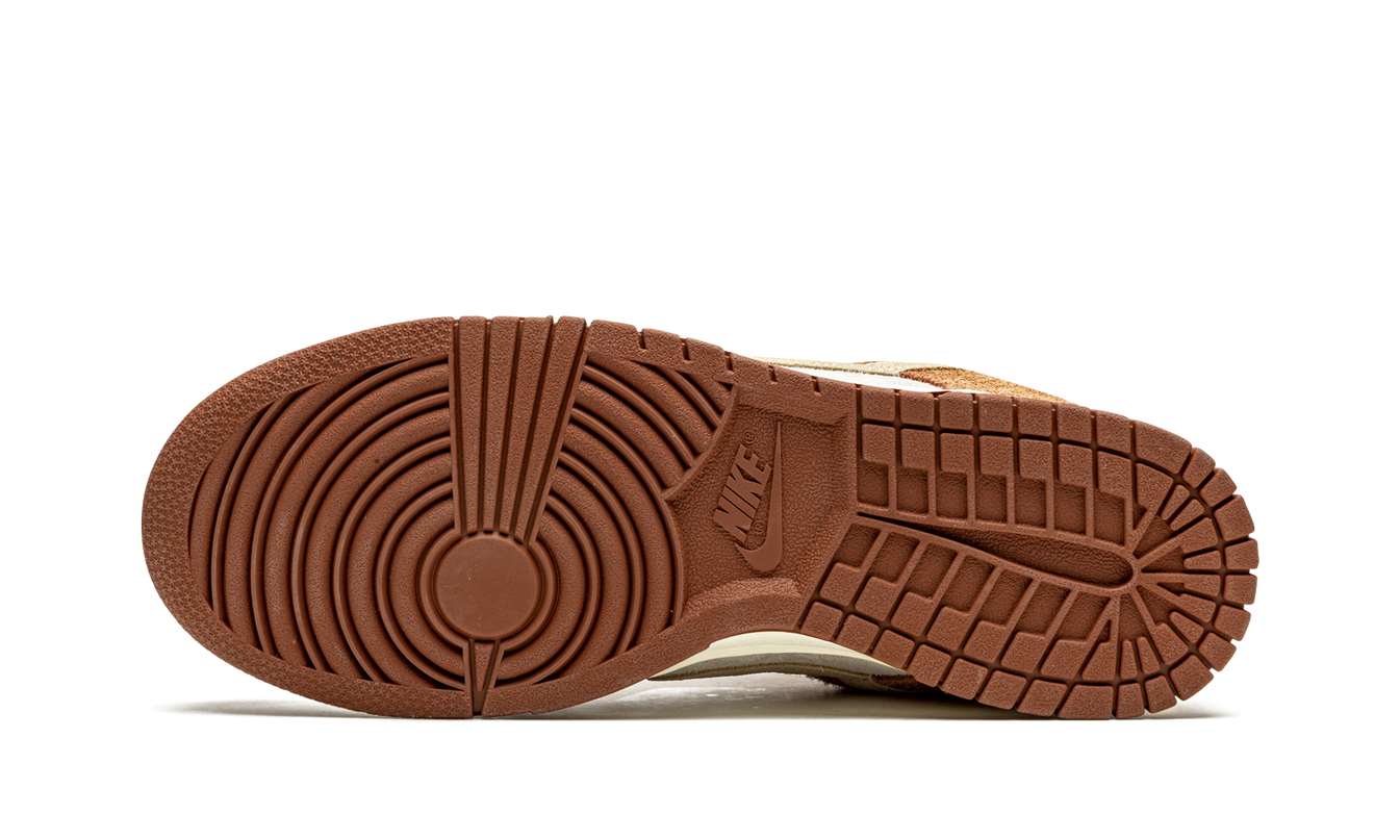 Lage Nike Dunk Low PRM "Medium Curry" schoenen in geel en bruin, zichtbaar met wit en zwarte details.