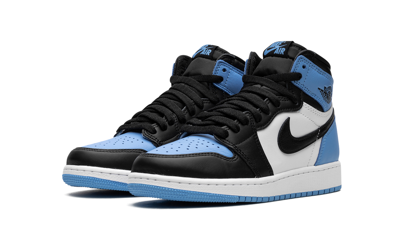 Sneakers Air Jordan 1 Retro High OG GS "UNC Toe" met witte en blauwe leren details, hoge schoen met oranje accent.