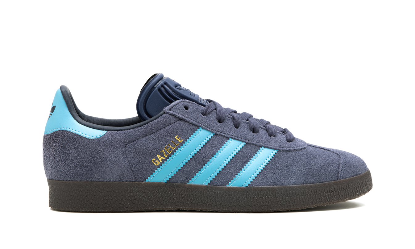 Blauwe Adidas Gazelle schoenen met gumzool, stijlvolle sneakers voor heren en dames op een witte achtergrond