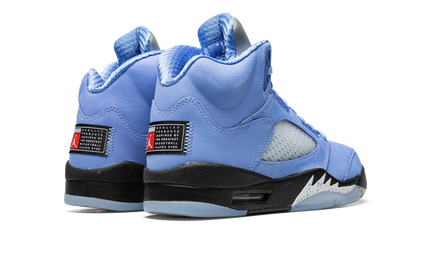 Witte Air Jordan 5 Retro SE schoenen met blauwe en zwarte details, zichtbaar op de afbeelding.