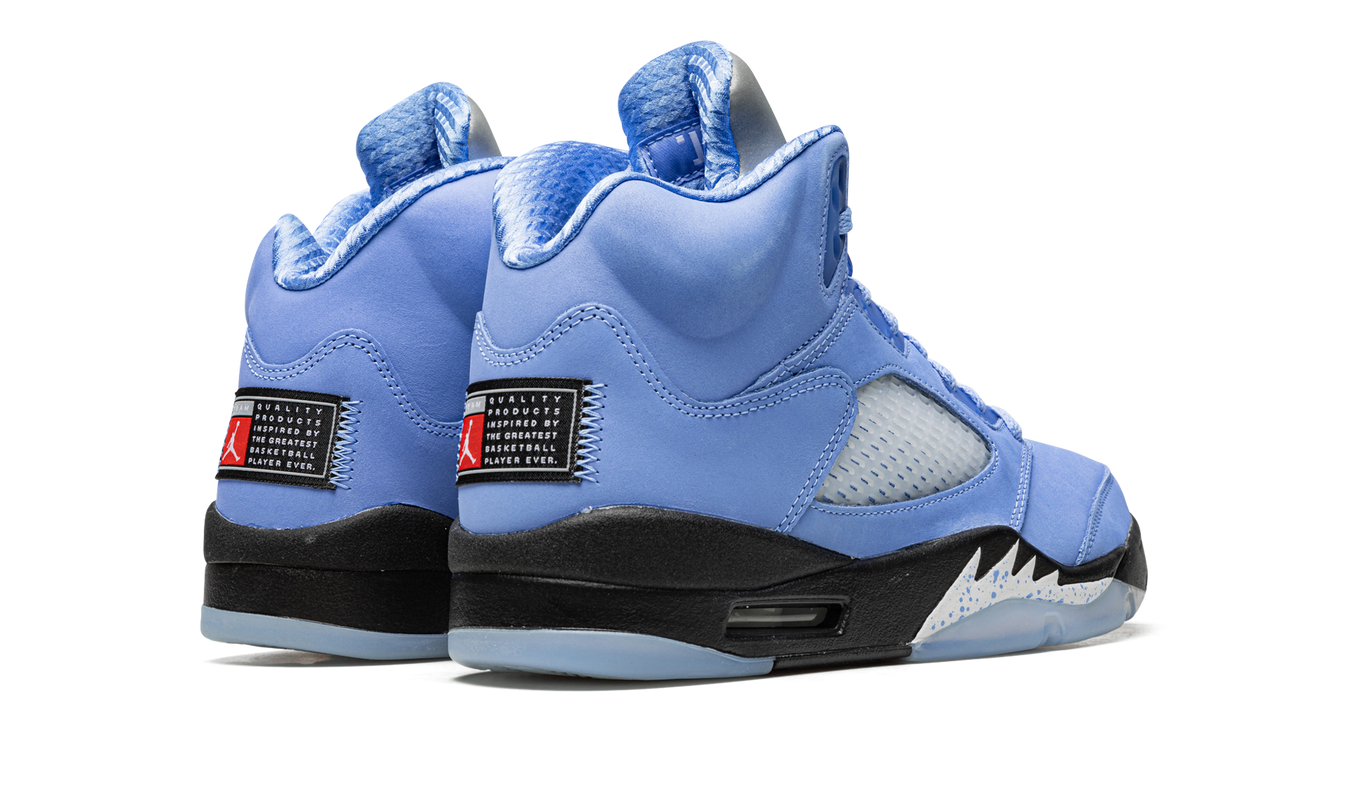 Witte Air Jordan 5 Retro SE schoenen met blauwe en zwarte details, zichtbaar op de afbeelding.