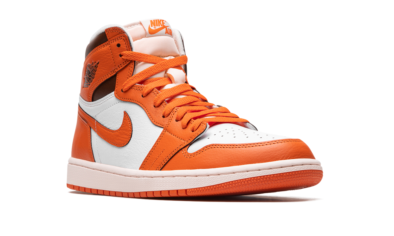 Lichtoranje Air Jordan 1 HIGH OG WMNS schoenen met wit en zwart details, hoge sneakers voor dames, zichtbare neus en veters