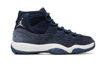 Lederen Air Jordan 11 Velvet dames sneakers in Midnight Navy, met glanzende details en witte zool, zichtbaar van de zijkant.
