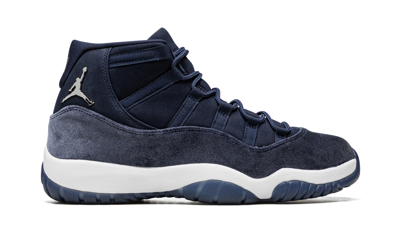 Lederen Air Jordan 11 Velvet dames sneakers in Midnight Navy, met glanzende details en witte zool, zichtbaar van de zijkant.