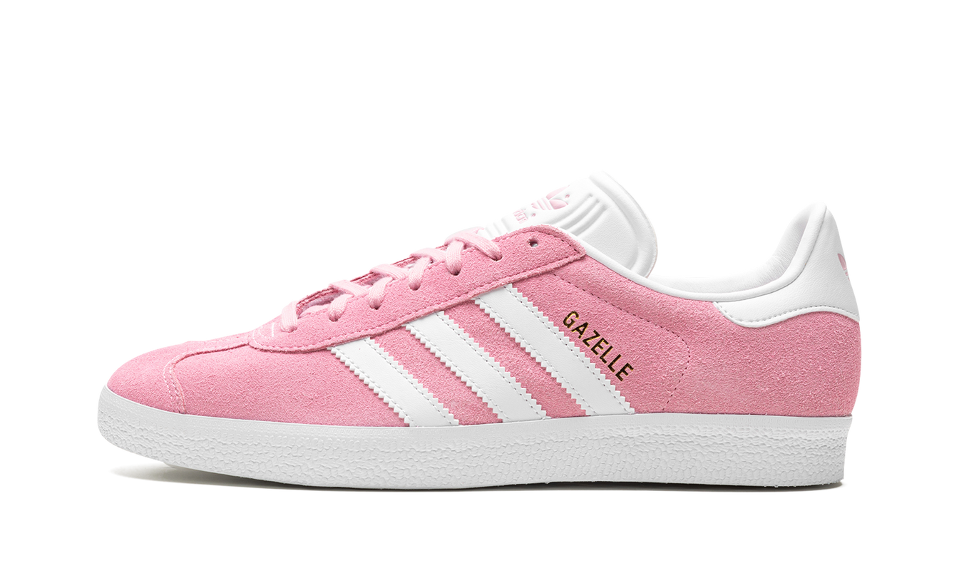 Roze Adidas Gazelle WMNS sneakers met witte zool en roze details, gedragen door een model, close-up van de schoenen.