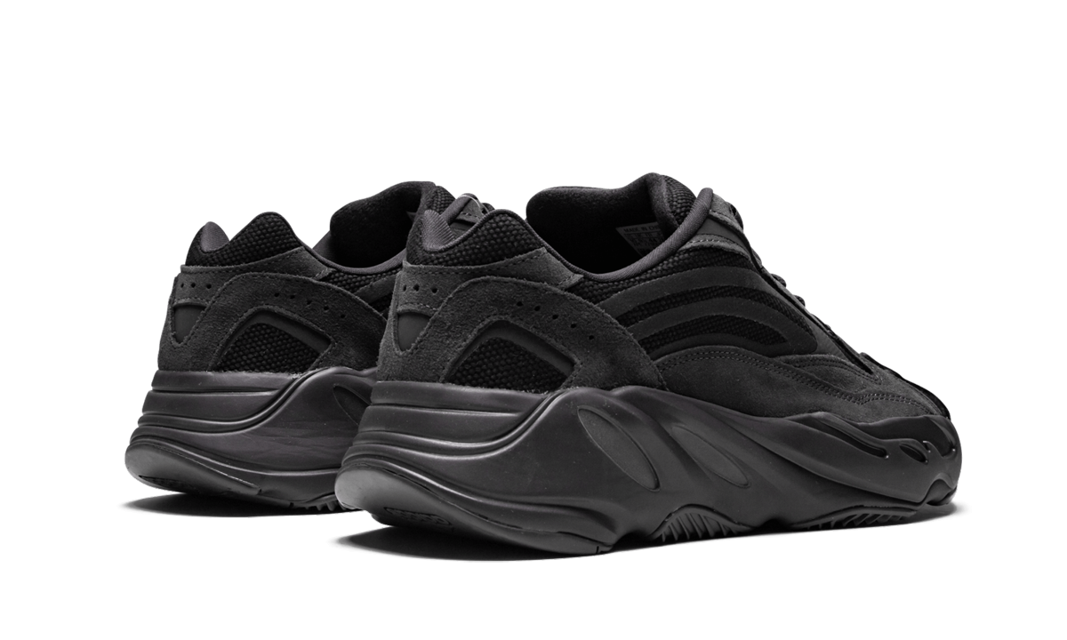 Zwarte Yeezy Boost 700 V2 sneakers van Mijn winkel, stijlvolle sportschoenen met dikke zool en modern ontwerp.
