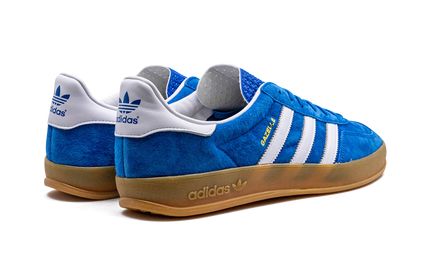 Adidas Gazelle Indoor "Blue Bird" schoenen voor dames, blauwe sneakers met witte details, geschikt voor binnengebruik.