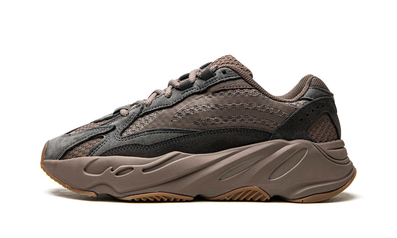 Witte Yeezy Boost 700 V2 "Mauve" sneakers van Mijn winkel, zijaanzicht met roze en grijze details, comfortabele schoenen.