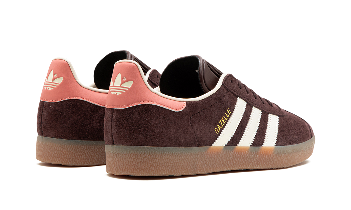 Dames Adidas Gazelle Shadow Brown schoenen met lichtbruine leren bovenkant en witte zool, geschikt voor casual dragen.