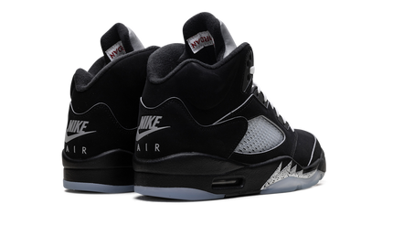 Zwarte Air Jordan 5 Retro OG "Black Metallic Reimagined" schoenen met glanzende metallic details en witzwarte veters.