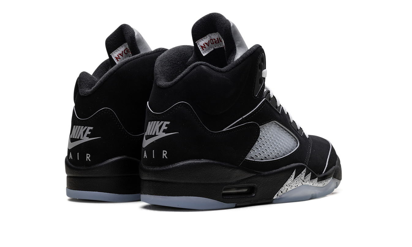 Zwarte Air Jordan 5 Retro OG "Black Metallic Reimagined" schoenen met glanzende metallic details en witzwarte veters.
