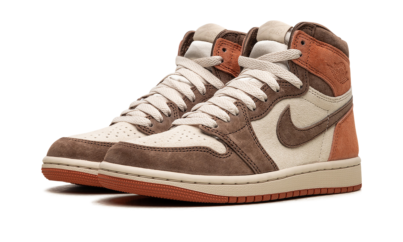 Zwarte Air Jordan 1 HIGH OG WMNS "Dusted Clay" sneakers met oranje en beige details, getoond in close-up.