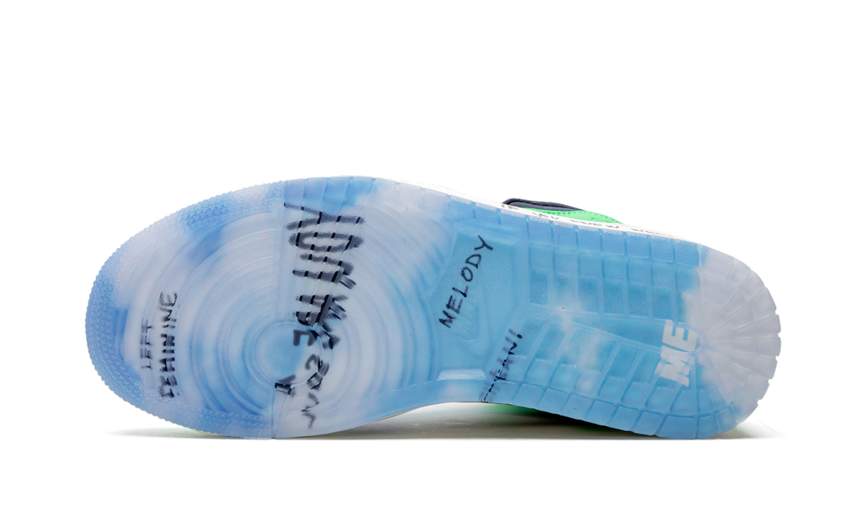 Lichte Air Jordan 1 Mid WMNS schoenen met kleurrijk ontwerp en zilveren details, ontworpen door Melody Ehsani.