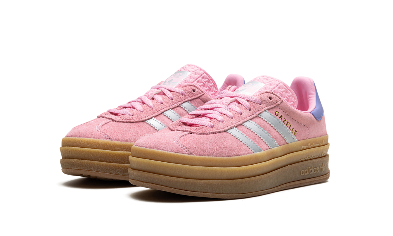 Adidas Gazelle GS True Pink Silver schoenen met roze en zilveren details, zichtbaar van voren met veters en schoenlabel