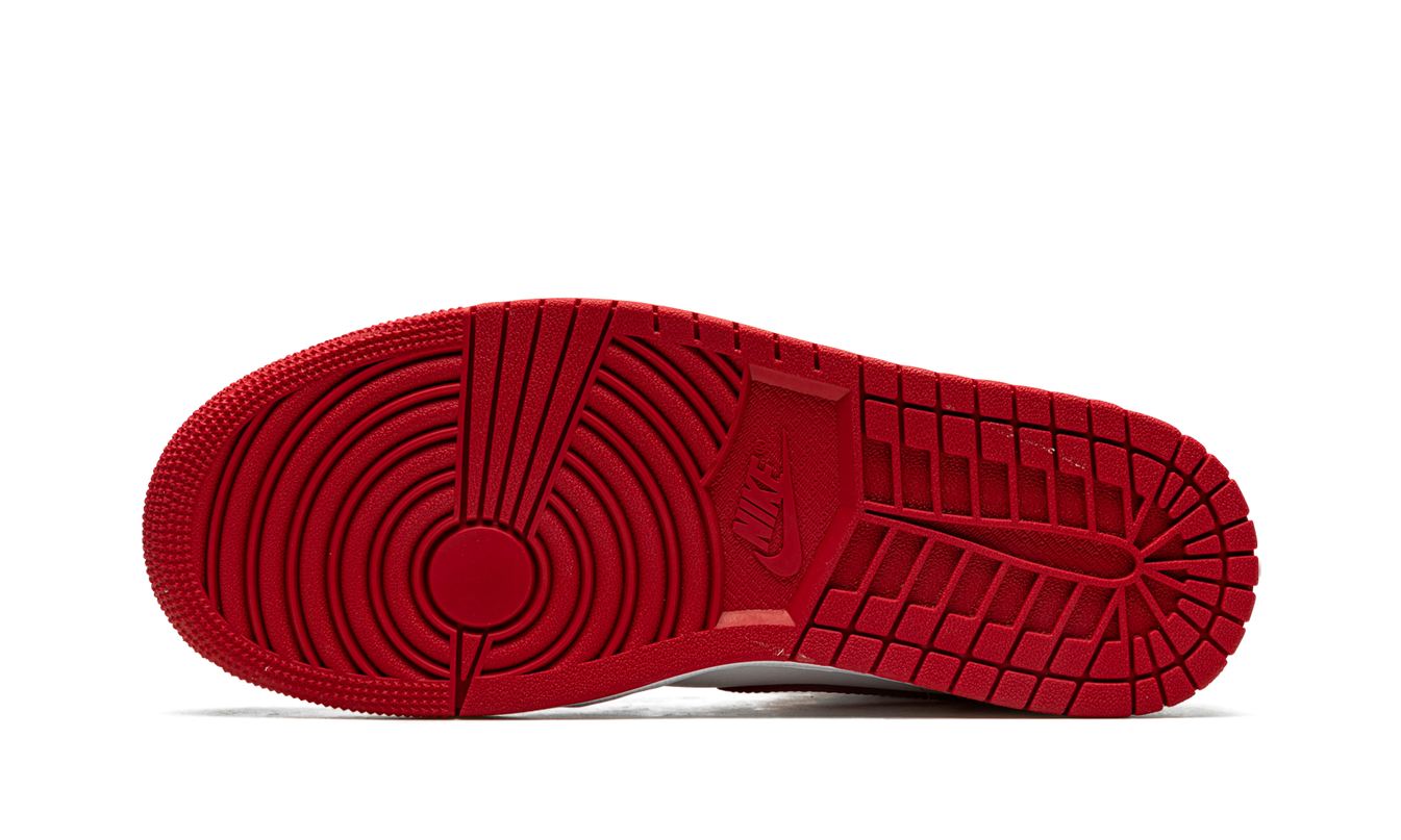 Lichte Air Jordan 1 MID WMNS schoenen in zwart, rood en wit met leren details en iconisch ontwerp, zichtbaar van de zijkant.