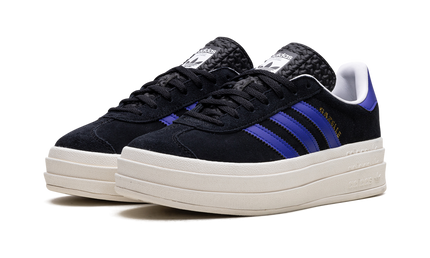 Zwarte Adidas Gazelle BOLD WMNS sneakers met blauwe details, zichtbaar op een witte achtergrond, voor dames.