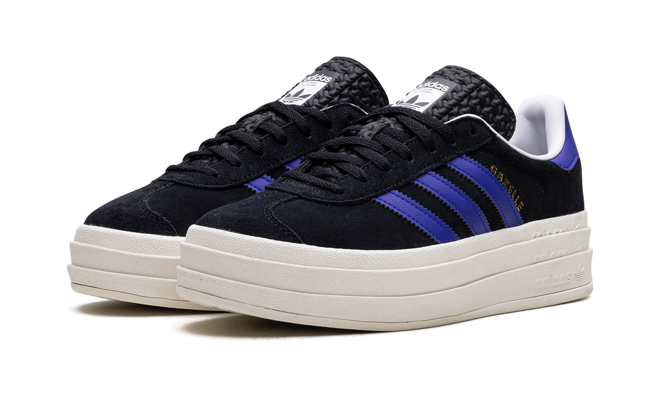 Zwarte Adidas Gazelle BOLD WMNS sneakers met blauwe details, zichtbaar op een witte achtergrond, voor dames.