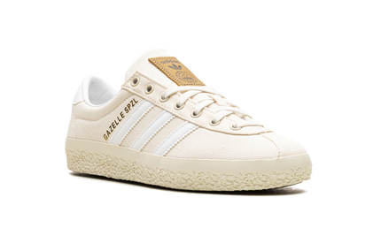 Witte Adidas Gazelle SPZL schoenen met suède bovenwerk en witte veters, stijlvolle sneakers voor dagelijks gebruik