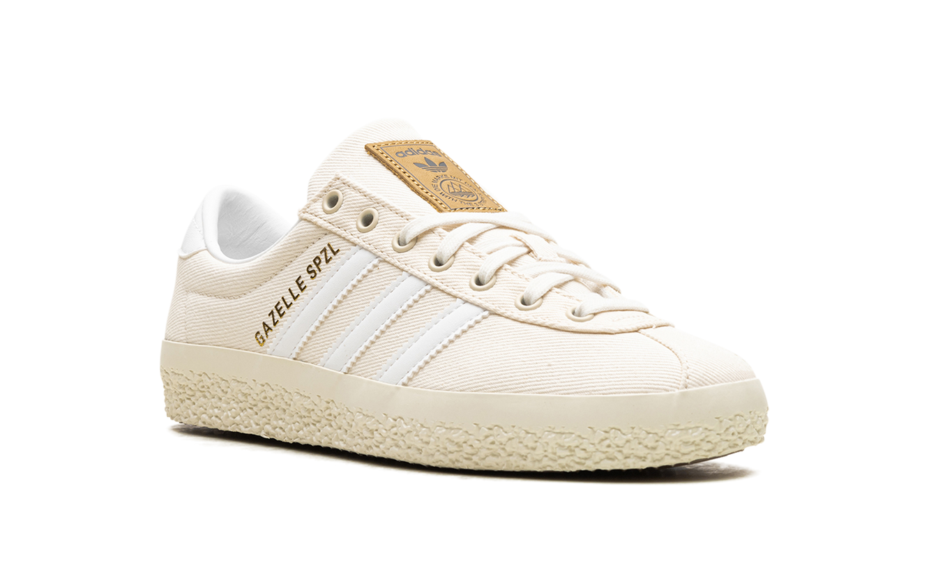 Witte Adidas Gazelle SPZL schoenen met suède bovenwerk en witte veters, stijlvolle sneakers voor dagelijks gebruik