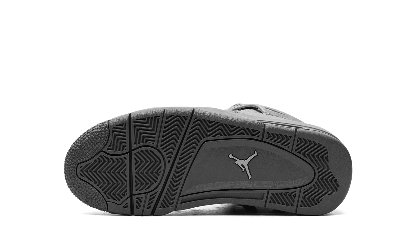 Witte en grijze Air Jordan 4 GS sneakers met cementkleurige details, zichtbaar van de zijkant en toon de schoenenvorm en materialen.