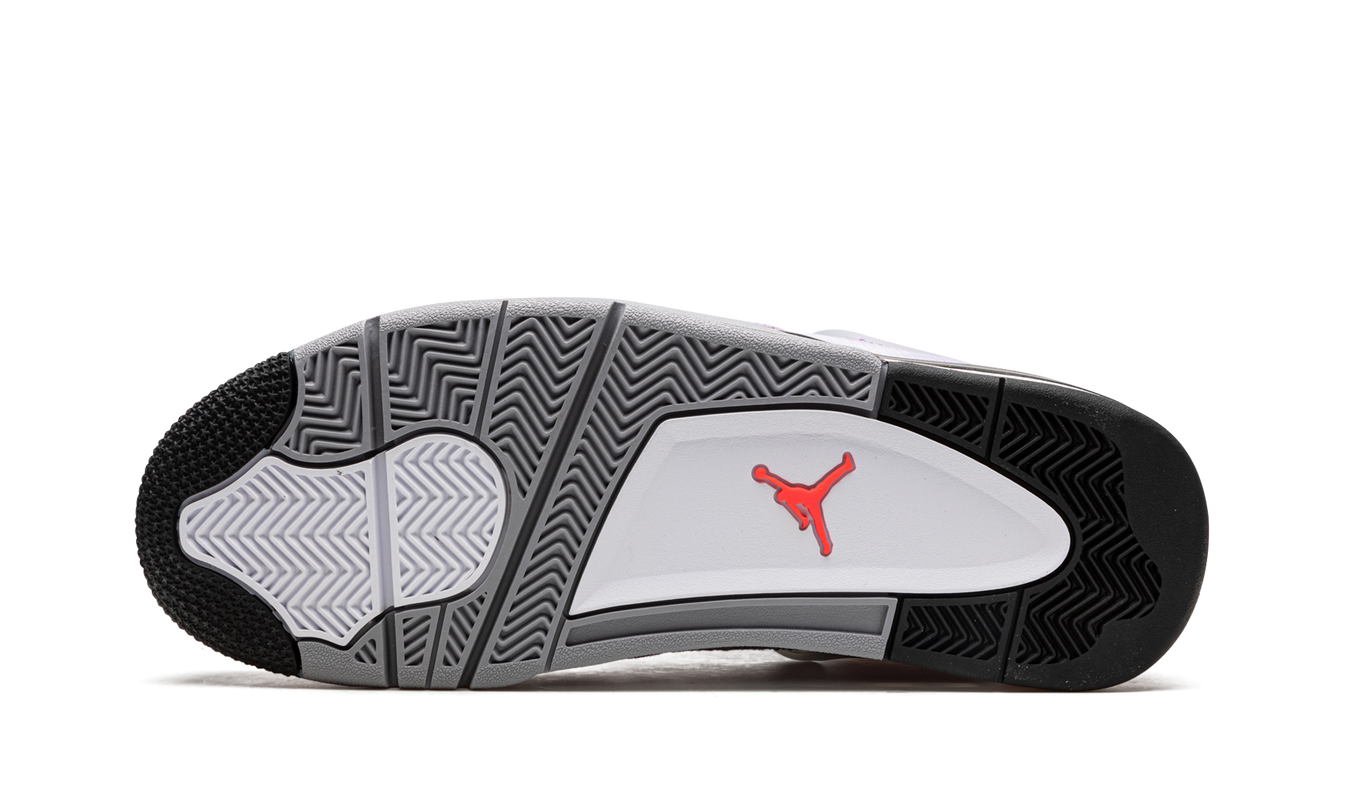 Nike Air Jordan 4 Retro Zen Master schoenen in zwart en grijs met witte details, zichtbaar op de afbeelding