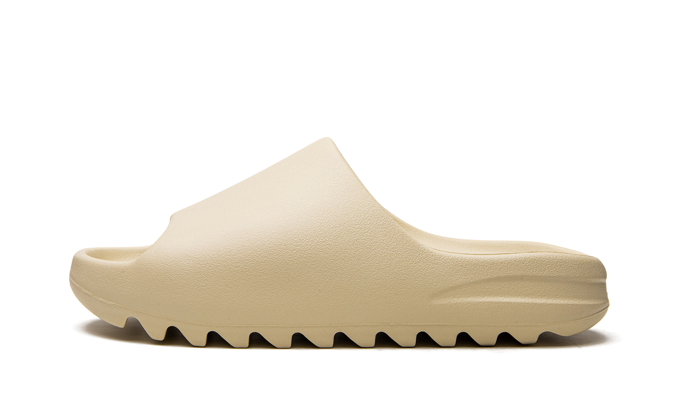 Witte Yeezy Slide "Bone 2022" schoenen van Mijn winkel, zachte schuimzool en brede voetband voor comfort en stijl.
