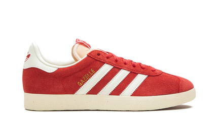 Sportieve Adidas Gazelle schoenen in Glory Red met witte details, zichtbaar op een zwart achtergrond.