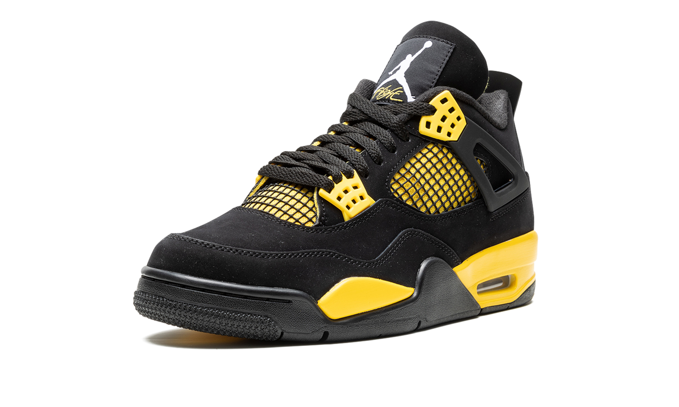 Dames Air Jordan 4 Retro "Thunder 2023" schoenen in geel en zwart met leren details, zichtbaar van de zijkant.