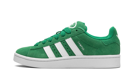 Groene en witte Adidas Campus 00S damesschoenen met sporty uitstraling en casual stijl, zichtbaar op de afbeelding