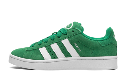 Groene en witte Adidas Campus 00S damesschoenen met sporty uitstraling en casual stijl, zichtbaar op de afbeelding