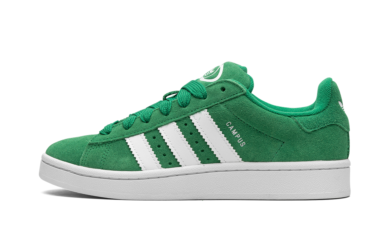 Groene en witte Adidas Campus 00S damesschoenen met sporty uitstraling en casual stijl, zichtbaar op de afbeelding