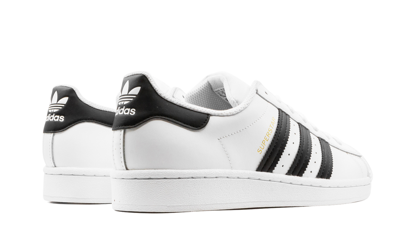 Witte en zwarte sneakers van Mijn winkel, Superstar schoenen met witte en zwarte details, geschikt voor casual stijl.